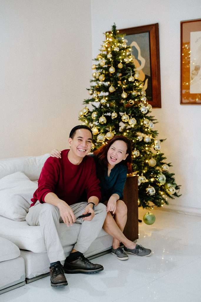 Candid photoshoot during a small family celebration indoors